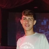 Dyla_n18 - Live now on Stripchat